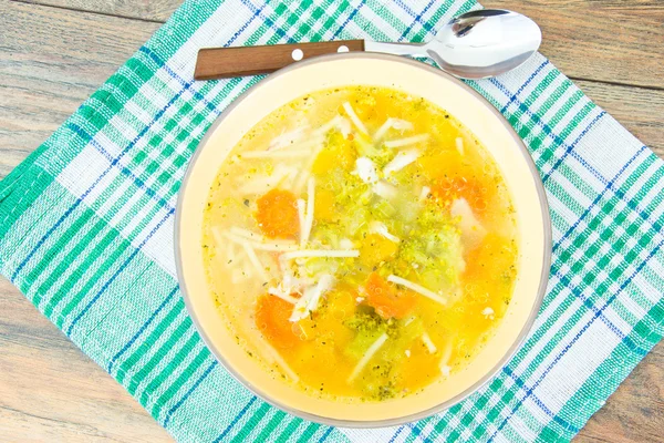 Zuppa di pollo con broccoli, carote e sedano, zucca e frutta secca — Foto Stock