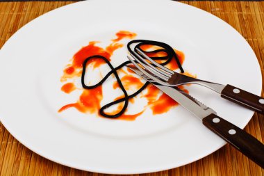 Kirli tabaklar. Kalan sosu ve spagetti bulaşmış