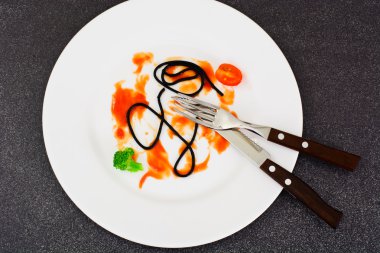 Kirli tabaklar. Kalan sosu ve spagetti bulaşmış