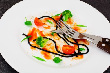 Kirli tabaklar. Kalan sosu ve spagetti bulaşmış