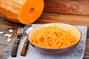 Kabak salatası, tuz, şeker, soğan, sarımsak, bitkisel yağ, balsam