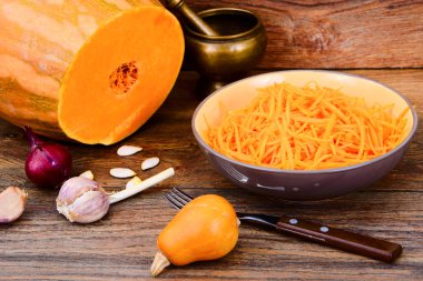 Kabak salatası, tuz, şeker, soğan, sarımsak, bitkisel yağ, balsam