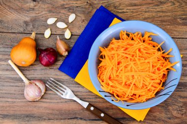 Kabak salatası, tuz, şeker, soğan, sarımsak, bitkisel yağ, balsam