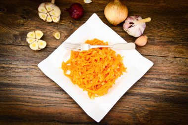 Kabak salatası, tuz, şeker, soğan, sarımsak, bitkisel yağ, balsam