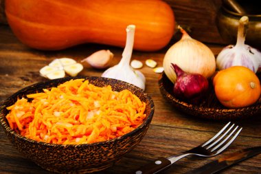 Kabak salatası, tuz, şeker, soğan, sarımsak, bitkisel yağ, balsam