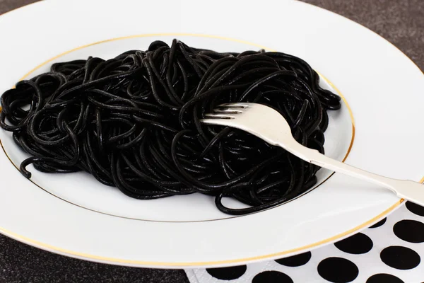 Plody moře černé těstoviny, špagety sépiový inkoust, — Stock fotografie