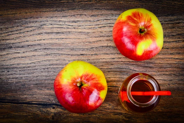 Dulce sabroso jugo de manzana de vitamina — Foto de Stock