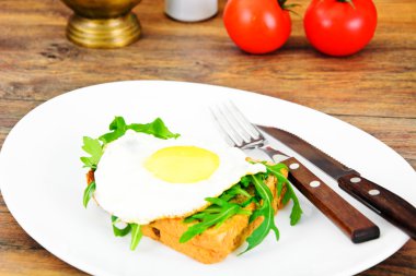 Bütün tahıl ekmeği üzerinde roka ile pişmiş yumurta