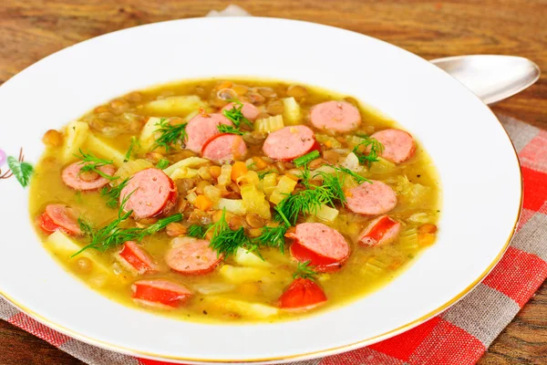 Gezonde en dieetvoeding: soep met linzen, selderij en worst — Stockfoto