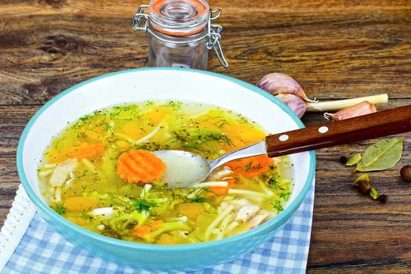 Supă de pui cu broccoli, morcovi și țelină, dovleac și nood — Fotografie, imagine de stoc