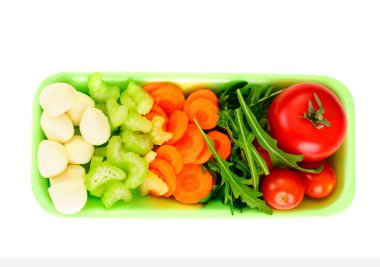 Çiğ sebze: Mozzarella peyniri, domates, havuç, kereviz, biber