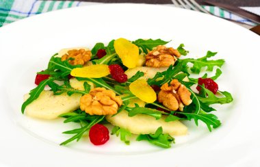 Roka, Par, ceviz beyaz tabakta diyet lezzetli salata bir