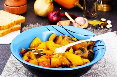 Kabak, mantar, soğan ve havuç Komposto