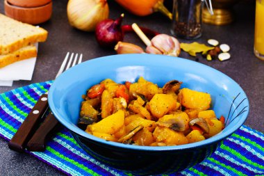 Kabak, mantar, soğan ve havuç Komposto