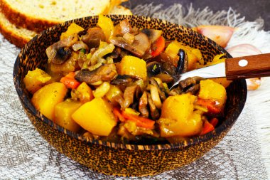 Kabak, mantar, soğan ve havuç Komposto