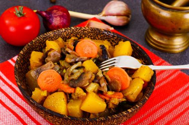 Kabak, mantar, soğan ve havuç Komposto