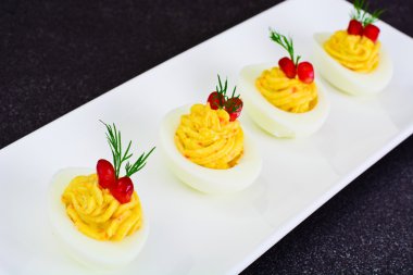 Nar ile lezzetli yumurta dolması
