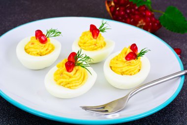 Nar ile lezzetli yumurta dolması
