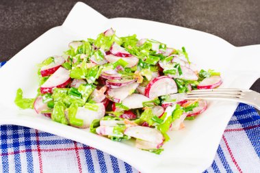 Diyet salata taze sulu turp, yeşil soğan, marul, Ca