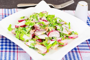 Diyet salata taze sulu turp, yeşil soğan, marul, Ca