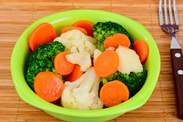 Plantaardige plaat: Broccoli en wortelen. Dieet Fitness voeding. — Stockfoto