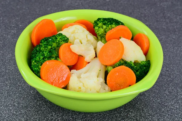 野菜プレート: ブロッコリーとニンジン。ダイエット フィットネス栄養. — ストック写真