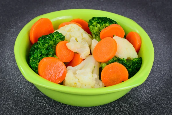 蔬菜板: 花椰菜和胡萝卜。饮食健康营养. — 图库照片
