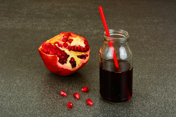 Granatäppeljuice och granatäpple skär. — Stockfoto