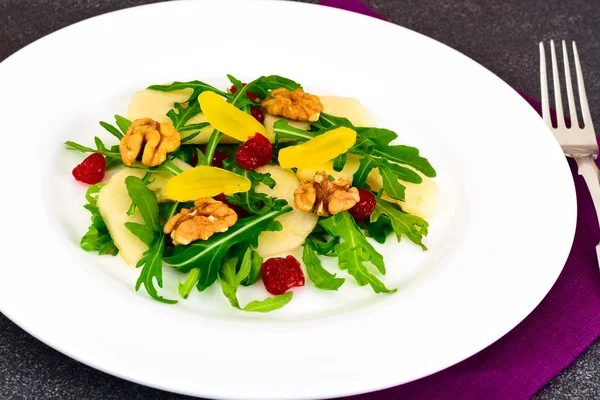 Ensalada deliciosa dietética en plato blanco de rúcula, pera, nuez a — Foto de Stock