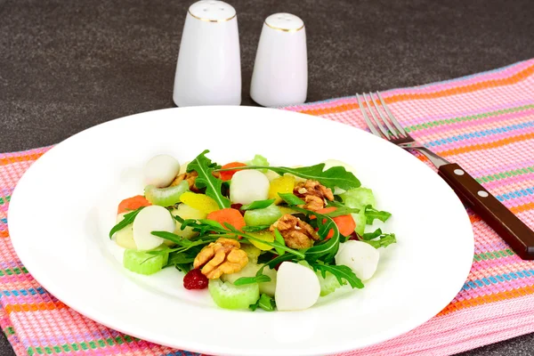 Dietní lahodný salát na bílé plotně rukola, hruška, ořech — Stock fotografie