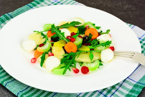 Salade diététique délicieuse sur assiette blanche de roquette, poire, noix , — Photo