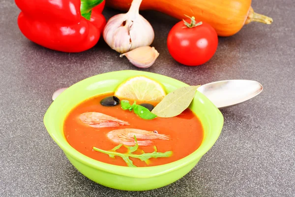 Томатний суп з креветками дієтичне харчування — стокове фото