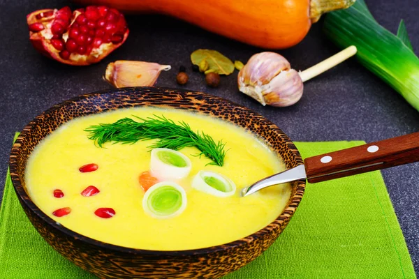 Dieta e Alimentos Orgânicos Saudáveis: Sopa de Abóbora com alho-porro — Fotografia de Stock