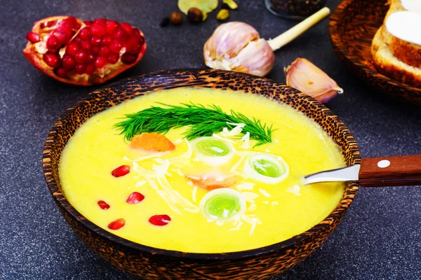 Ernährung und gesunde Biolebensmittel: Kürbissuppe mit Lauch — Stockfoto