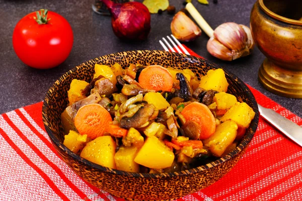 Dovleac, ciuperci, ceapă și morcovi fierte — Fotografie, imagine de stoc