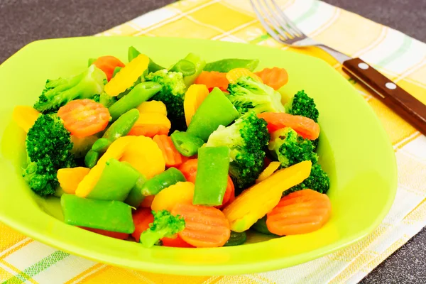 Gestoomde groenten aardappelen, wortelen, maïs, groene bonen, UI — Stockfoto