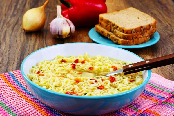 Sabrosa sopa de pollo con fideos chinos — Foto de Stock