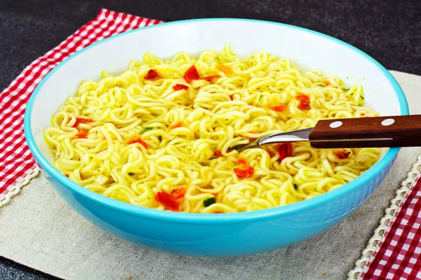 Sabrosa sopa de pollo con fideos chinos — Foto de Stock