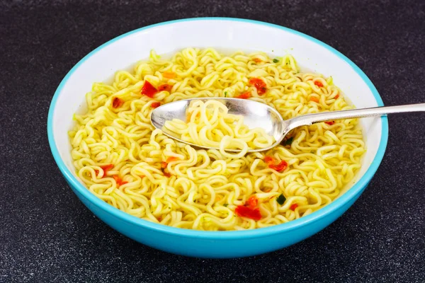 Sabrosa sopa de pollo con fideos chinos — Foto de Stock