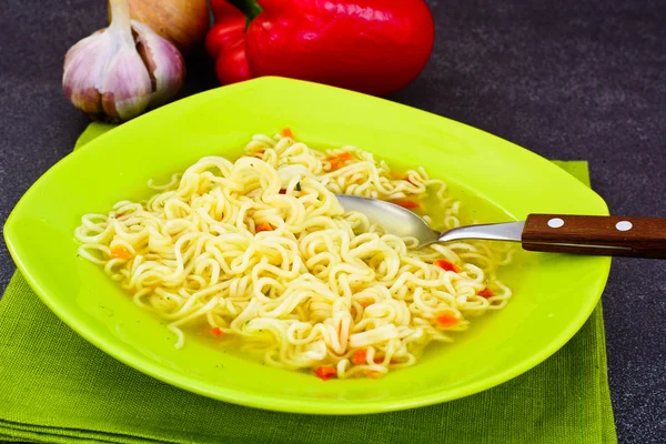 Sabrosa sopa de pollo con fideos chinos — Foto de Stock