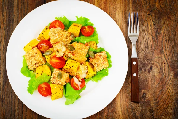 Salada de abóbora, Suluguni Frito em gergelim, Sementes de abóbora, Cherry T — Fotografia de Stock