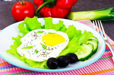 Omlet Chia tohum, marul ve salatalık ile