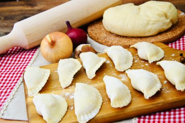 Ham ev yapımı köfte, Rus mantı