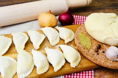 Ham ev yapımı köfte, Rus mantı