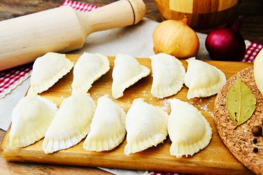 Ham ev yapımı köfte, Rus mantı