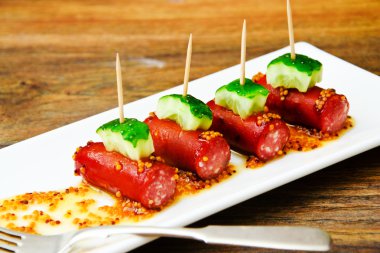 Kokteyl sosisi ve salatalık plaka üzerinde