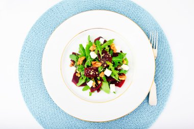 Roka salata, haşlanmış pancar, peynir ve ceviz