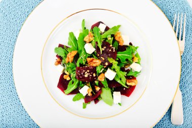 Roka salata, haşlanmış pancar, peynir ve ceviz