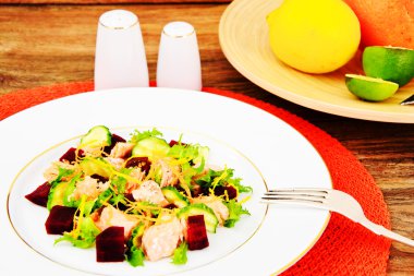 Pancar, somon, salatalık, roka, limon kabuğu, portakal salatası,