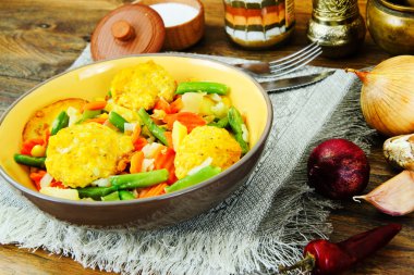 Buğulanmış sebze patates, havuç, Mısır, taze fasulye, soğan bir